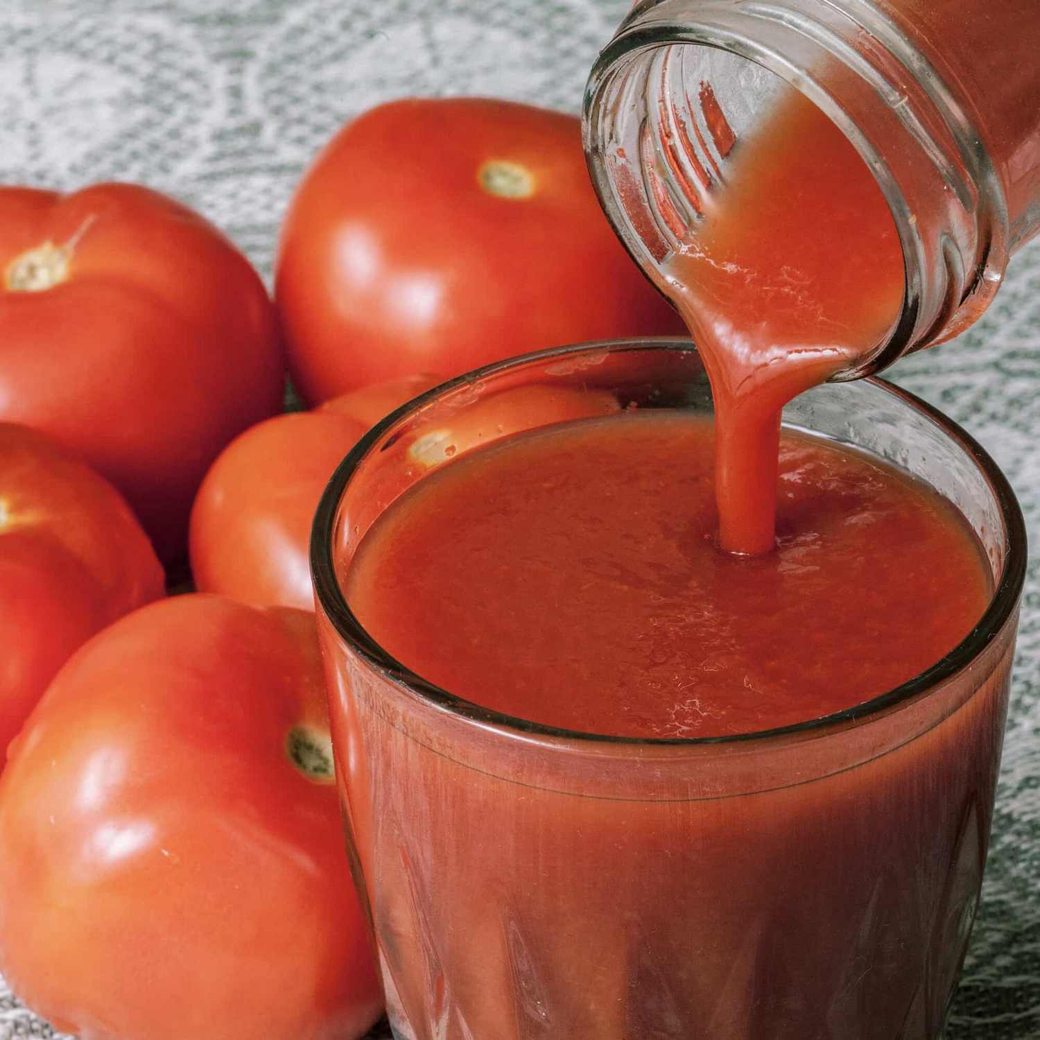 Tomato,Juice,With,Tomatoes,On,Background